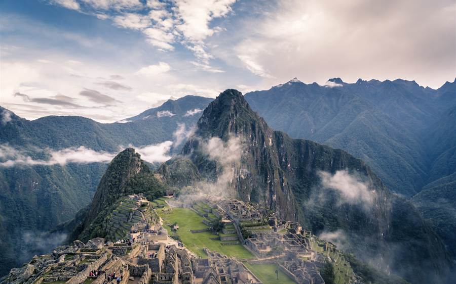 El extremo norte de la ciudadela de Machu Picchu con el Huayna Picchu al fondo