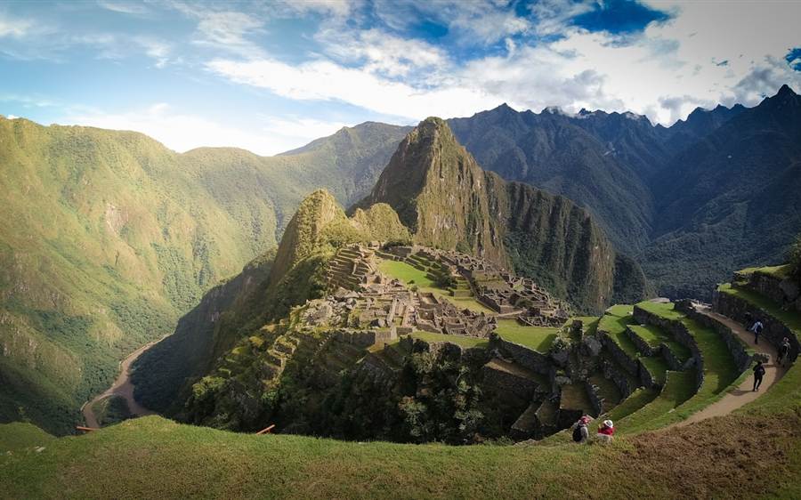 Vista amplia de Machu Picchu y las montañas del entorno desde la plataforma superior