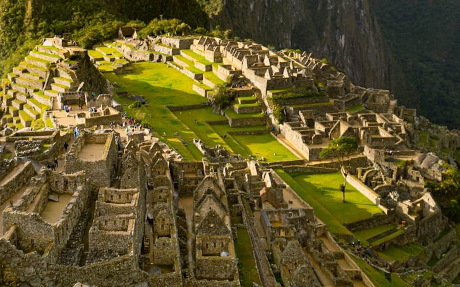 La ciudadela de Machu Picchu de cerca desde la plataforma inferior de foto