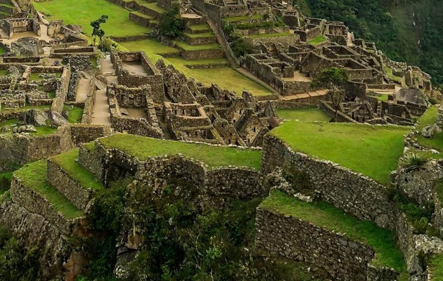 Muros del sector urbano bajo de Machu Picchu cerca del Templo del Cóndor