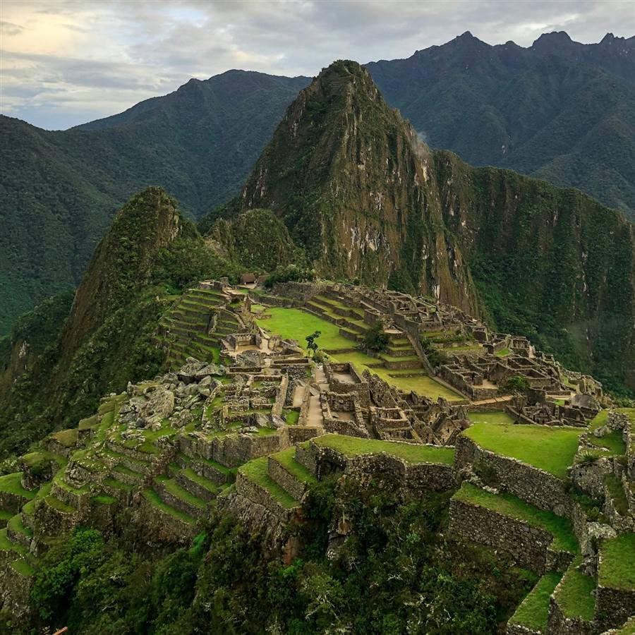 Terrazas y muros de la ciudadela cerca de la Puerta Principal de Machu Picchu