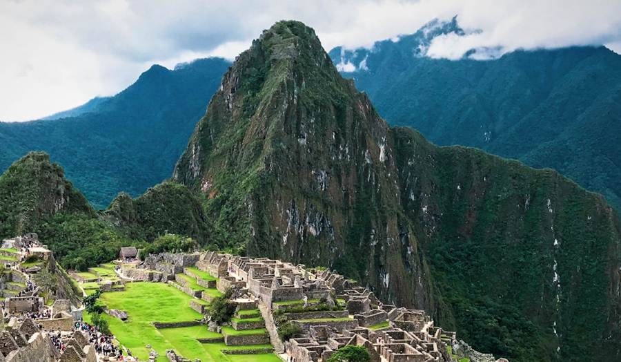 El Huayna Picchu elevándose sobre el extremo norte de la ciudadela de Machu Picchu